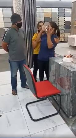 【柔佛人頭條】馬勞偷偷回家 爲至親造驚喜 久違抱抱