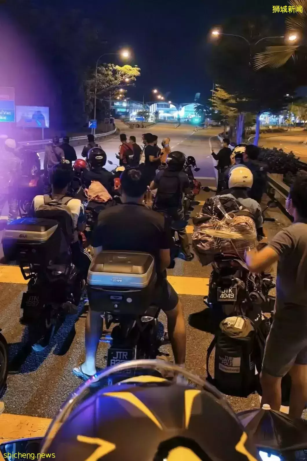 10000人!实拍新马通关历史一刻:长堤狂奔、百米人龙、深夜欢呼