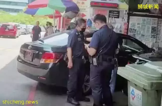 气炸！不满冷气修不好 车挡修车行大门