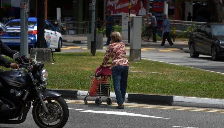 新加坡三年来近七成致命车祸涉及乱过马路年长者，警方将与社区合作为年长者普及交通安全知识