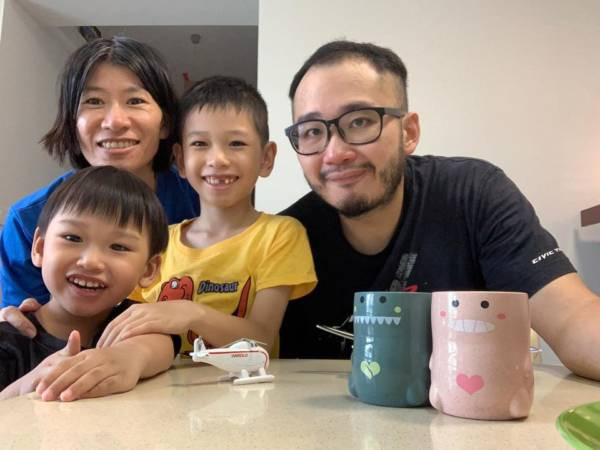 即将入狮城与父母团聚 临别前 孙儿抱紧祖母 