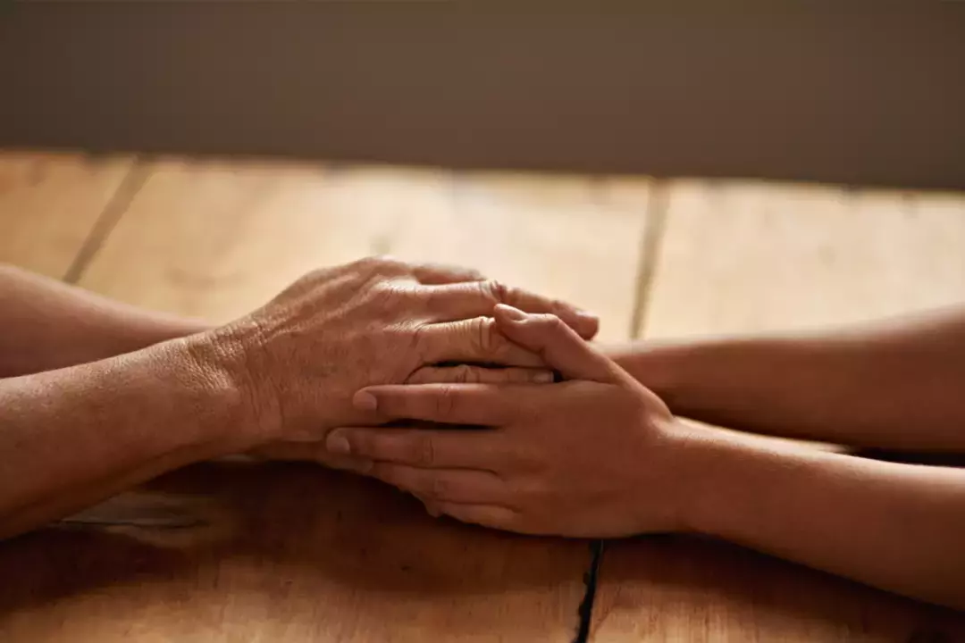 一波三折！加了10個中介＋面試N次，好不容易請到女傭，她卻進了新加坡警察局