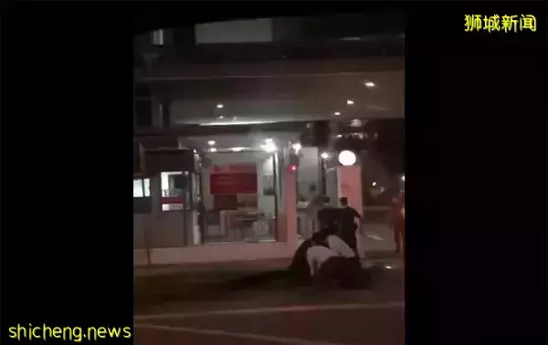 狂汉警局外持刀 新国警察开枪击倒