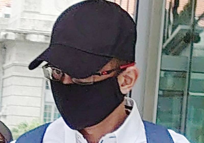 他 ,已婚,新加坡军人,竟埋伏在小学门口干坏事…坐牢7年+鞭刑