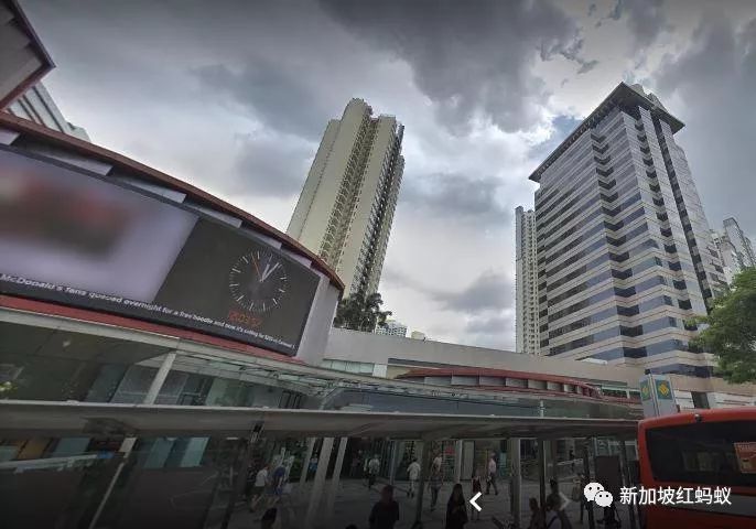 疑似武汉肺炎的病患在新加坡商场被救护车接走　幸好虚惊一场