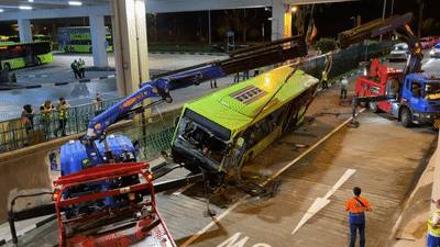 突发!新加坡一巴士从高处摔下,90度翻车窗户全碎!14人被紧急送往医院