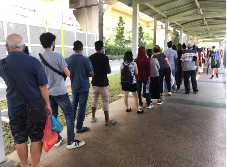 扎心!新加坡地铁周末故障、大批人流滞留,网友:以为到了苏伊士运河