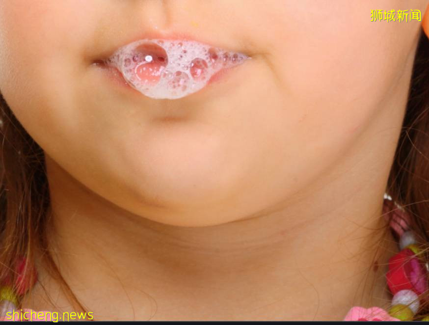 嘔~ 新加坡瘋狂女傭給雇主喝馬桶水、盜用大牌面霜28次