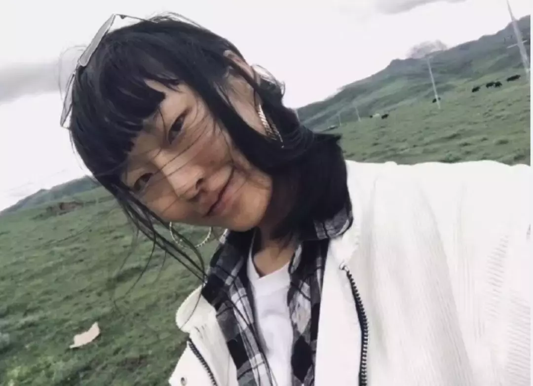 因为眯眯眼,她拍的这些照片被指辱华!外国女生做了这个姿势后,新加坡人也怒了