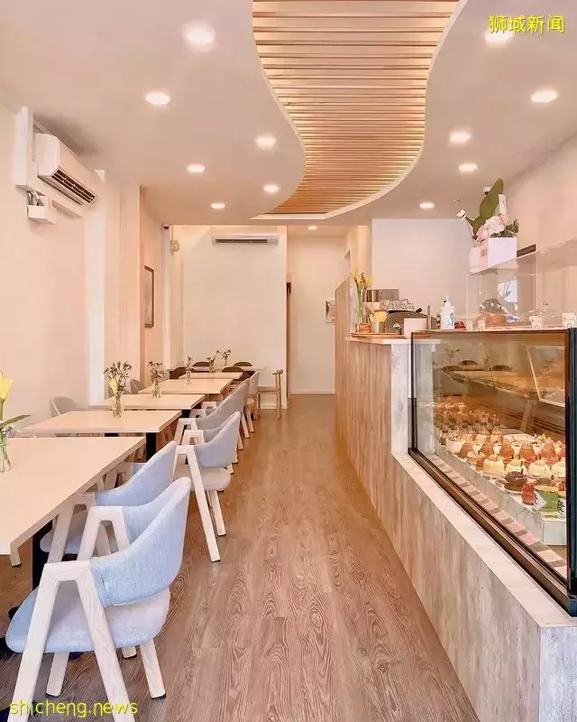 烘焙甜食店Kura搬迁新址,已经正式开张啦!同时加入新菜单~木质色调家具好舒适❤️