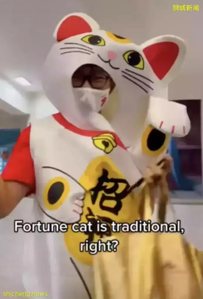 新加坡学生除夕夜穿着招财猫服装上学火了