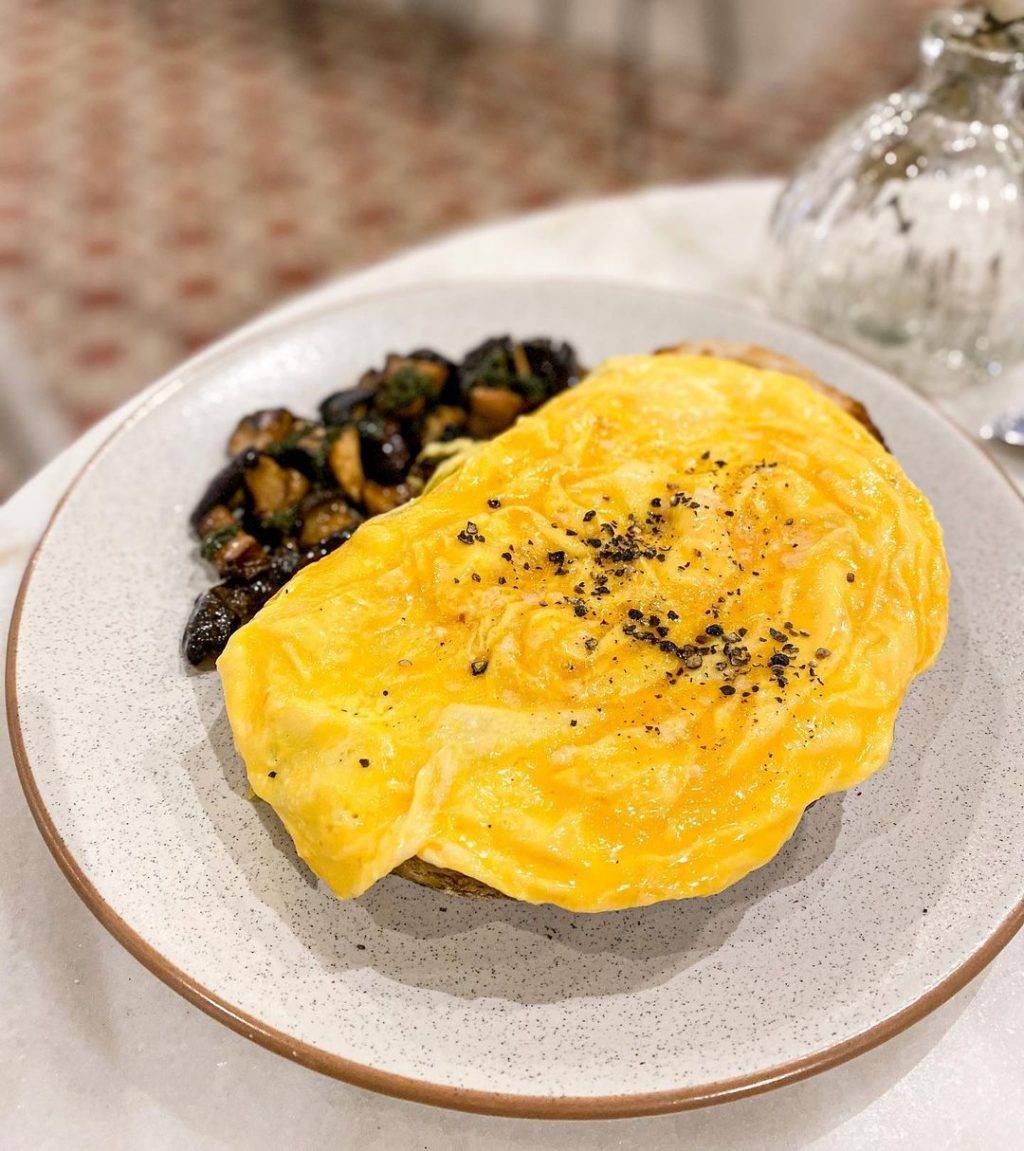 在紅屋吃美食🥘“Micro Bakery at Red House”面包廠改造而成的烘焙坊、保留原有面貌，現代與曆史交融用餐環境✨