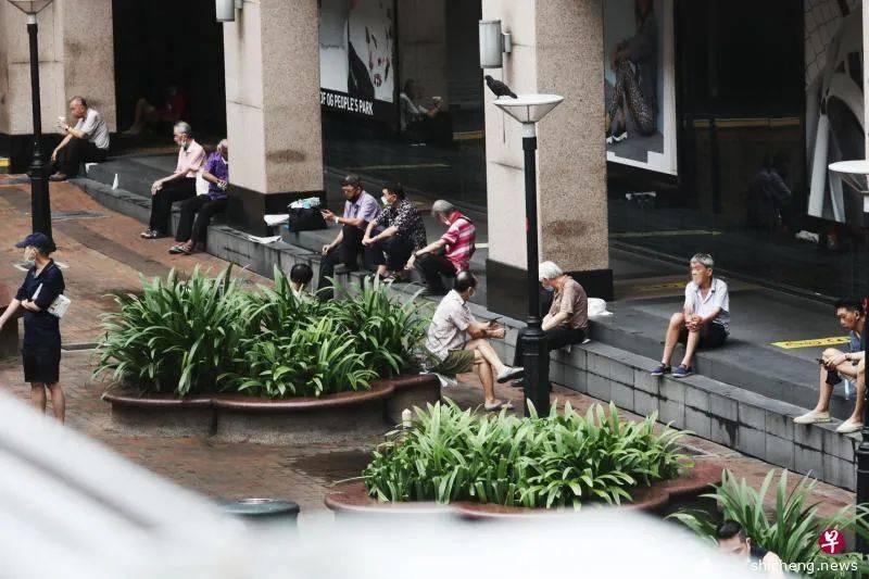 年长者“想透一口气” 不少仍聚集牛车水