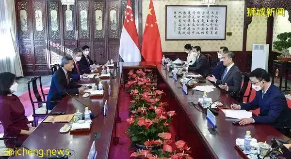 王毅会见新加坡外长维文