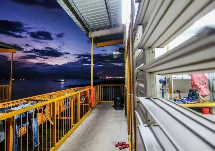 新加坡人力部与卫生部推出客工宿舍防疫教材提高客工卫生水平,新加坡政府在疫情期间还为客工做了什么