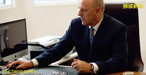 15岁就辍学的少年,竟创办了一家价值约10亿英镑的公司,如今被授予英国终身贵族爵位,光鲜背后,都是无人知晓的努力和坚持