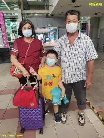 到新加坡和双亲团圆 男童不舍祖父母大哭