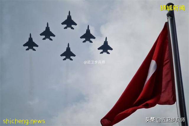 弹丸之地也有坦克和军史：疫情中的新加坡阅兵表演 