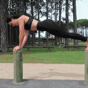 新加坡健身小哥沟渠栏杆练腹肌,网友大赞创意十足