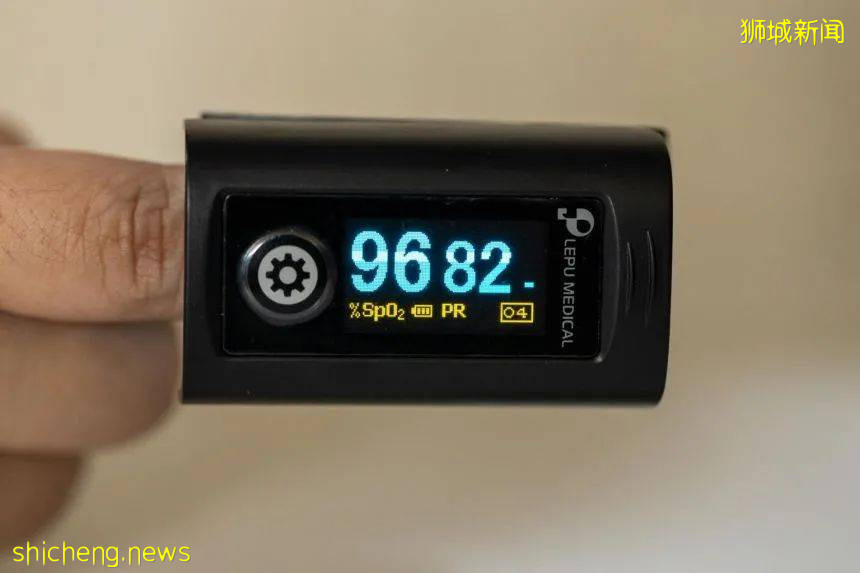 昨早,一大批人冒雨领政府免费发的血氧仪,价值50新币