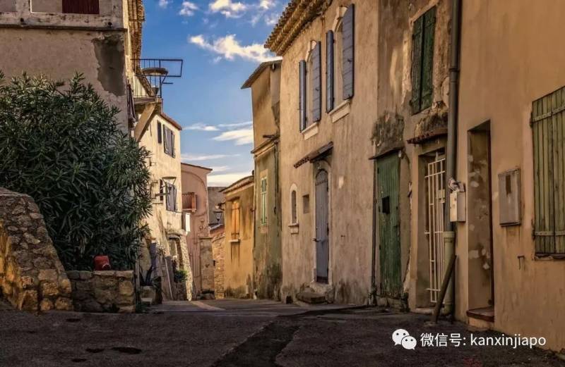 紅藍白色燈柱，這個新加坡理發店的傳統標志代表了什麽