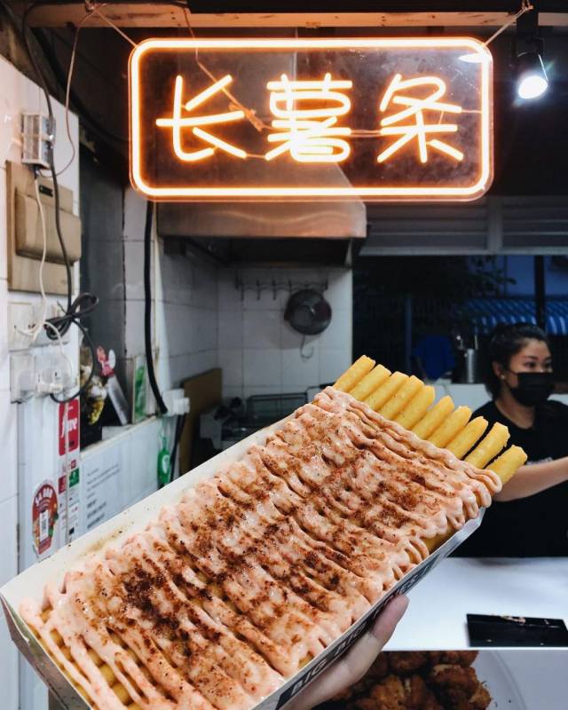 新加坡美食中心里的超长薯条！“大大条”手作逆天长薯条 🍟 6种酱料，单酱双拼都可以