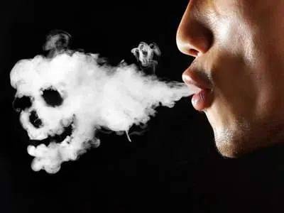 在家禁止裸体和禁止吸烟,哪个更难执行