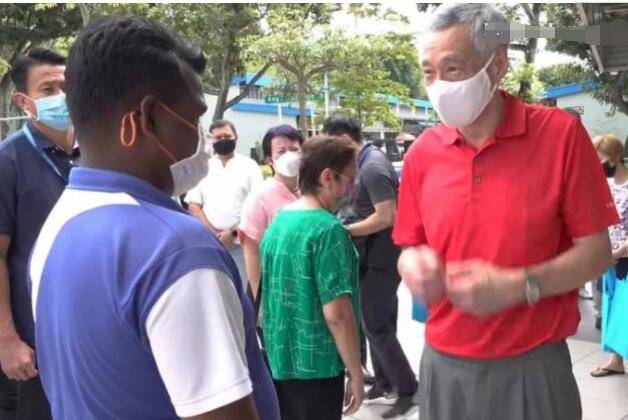 新加坡总理李显龙又来街头圈粉，佝偻的背让人看着心酸