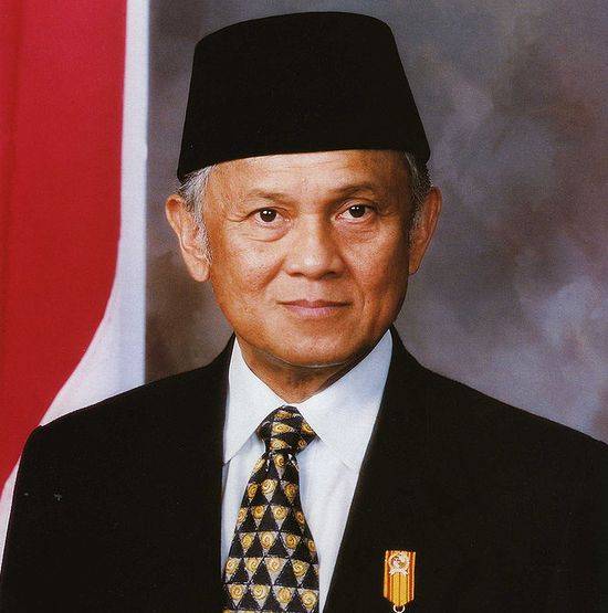 第一个说新加坡是“小红点”的人，走了