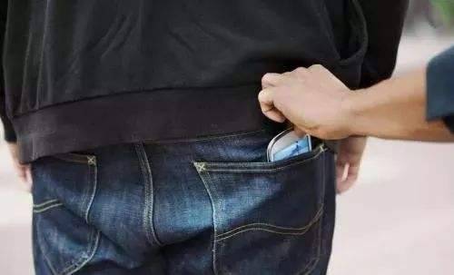惊呆了！奇葩男子竟然光天化日偷窃电子眼