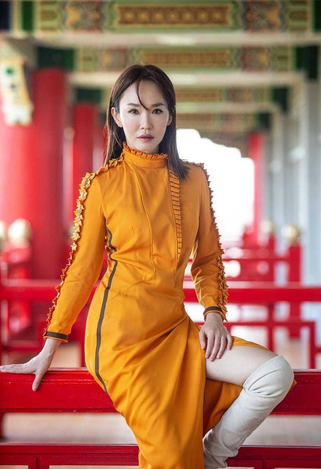 新加坡第一美女范文芳身材惊艳,穿橙色连衣裙配长筒靴,时髦大气