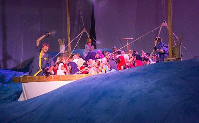 儿童节花样百出!新加坡给大人放假、西班牙糖果游行、巴西要挨针、英国“打”老师