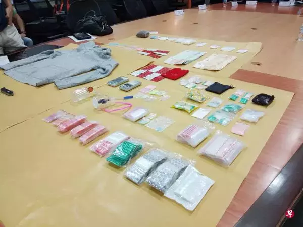 母不离弃 毒贩哭求: “扣点刑期 让我尽孝”