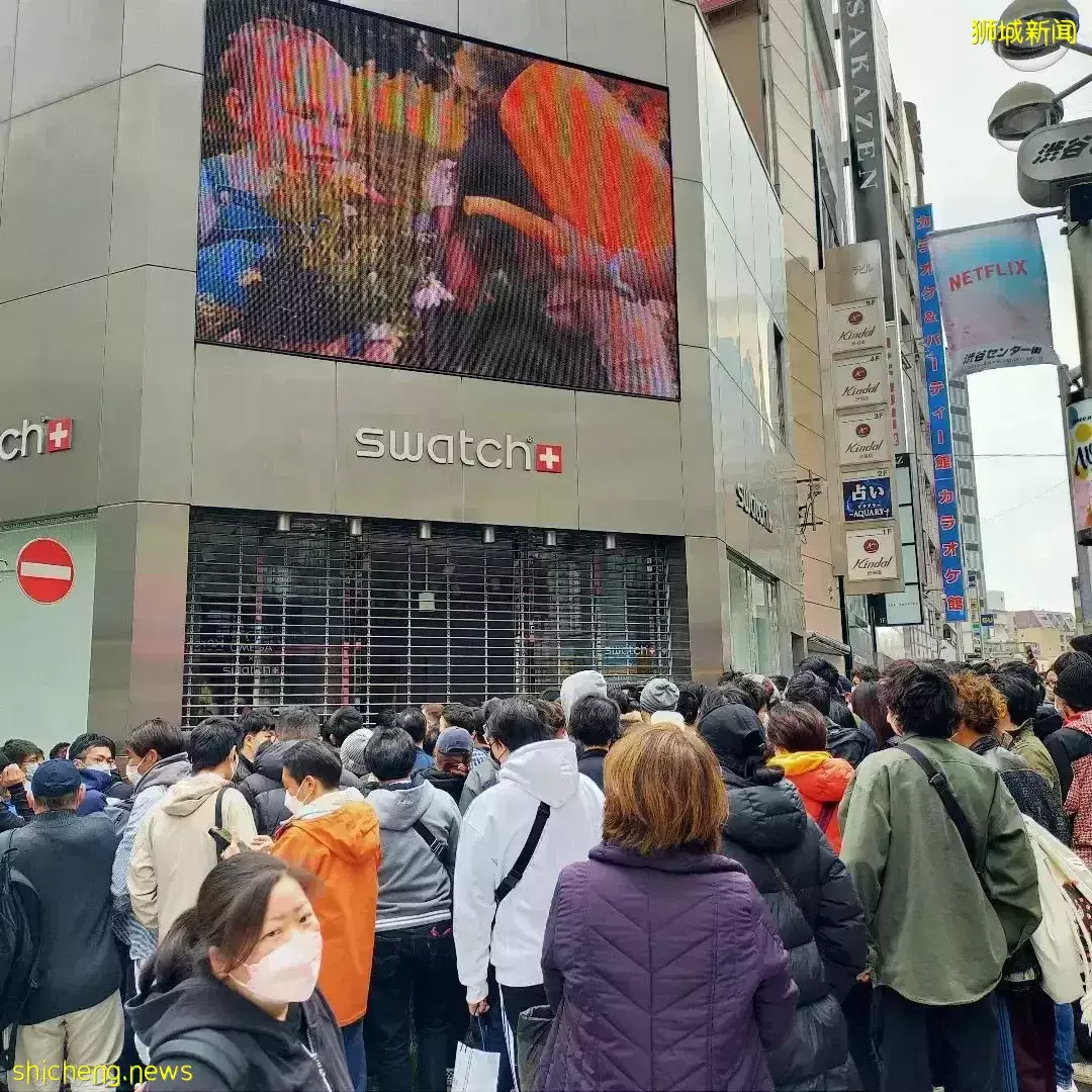 實拍!新加坡濱海灣金沙和烏節路人山人海,因爲它!有人暈倒、對警察喊:拿槍射我啊