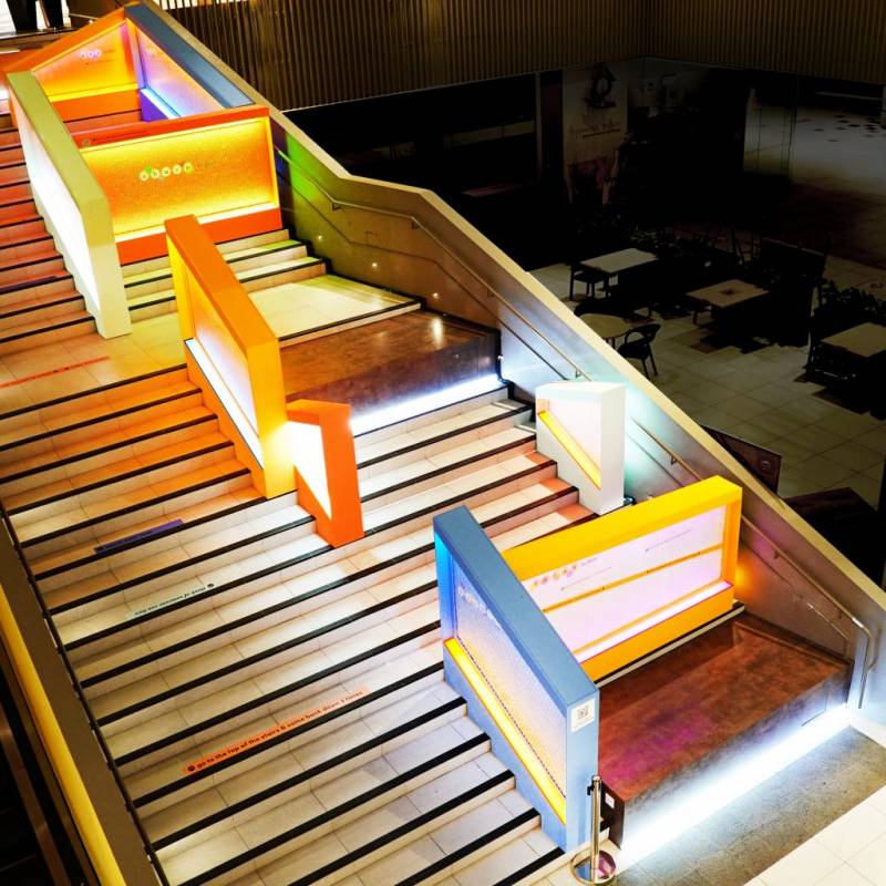 免費入場❤️Downtown East霓虹裝置打卡點，彩虹隧道+夢幻階梯🌈✨倒數迎接聖誕啦！🎄