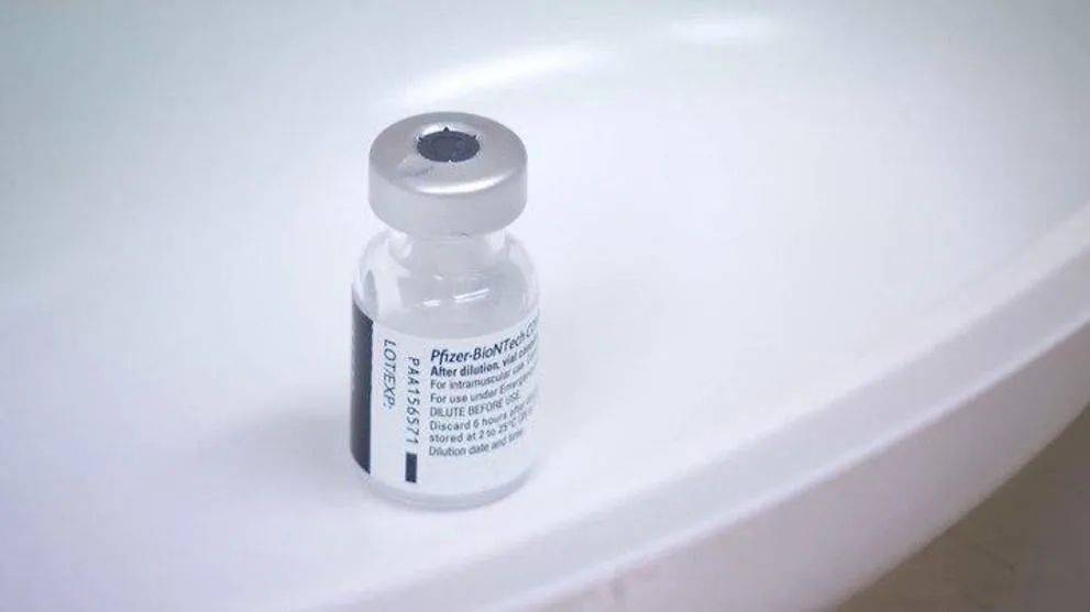 40名国家传染病中心的前线医护人员于前天接种冠病疫苗，成为新加坡首批疫苗接种人员