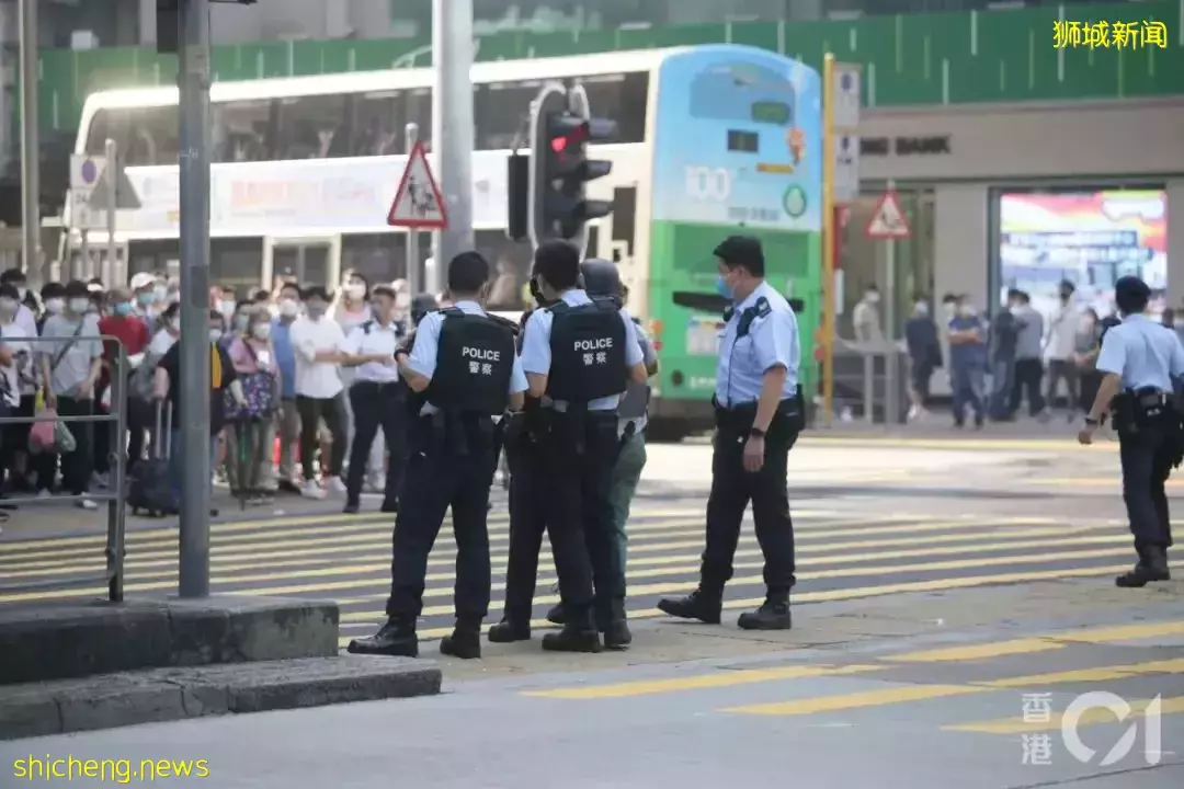 新加坡男子拿玩具枪、纸条抢银行!卷走2000新搭巴士逃走,已被抓