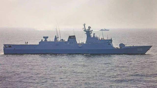 新加坡防长登上056,认为排水量不足2000,有大型舰艇实力