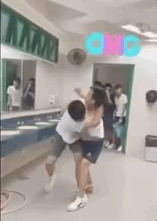 新加坡這所頂級名校，發生了激烈的衛生間大戰