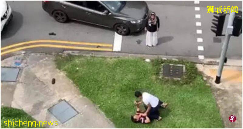 疑换车道爆冲突 两大叔下车扭打