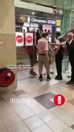 這位新加坡老人沒打疫苗,不允許進入商場後坐地撒潑