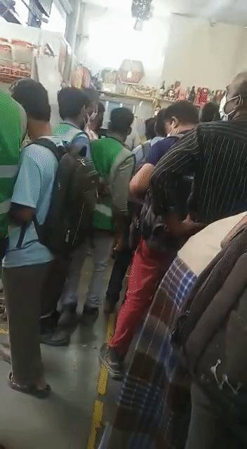 客工涌入邻里超市抢购，疑忘了病毒的存在