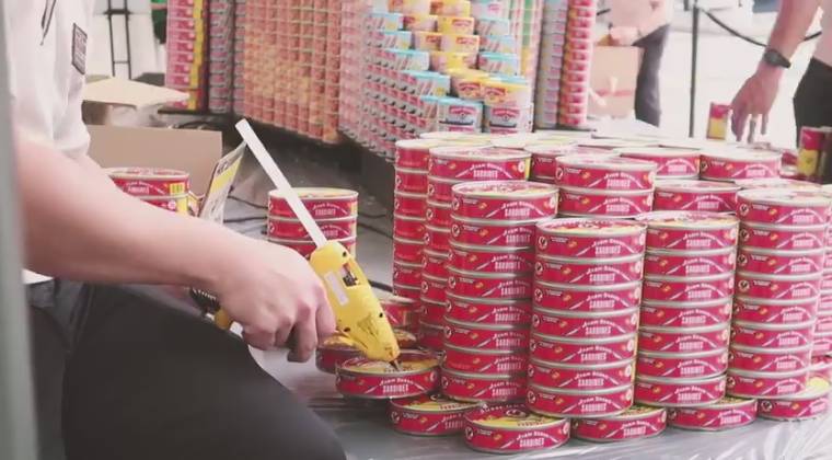 新加坡乌节路现“罐头跑车”，为了病患儿童筹善款