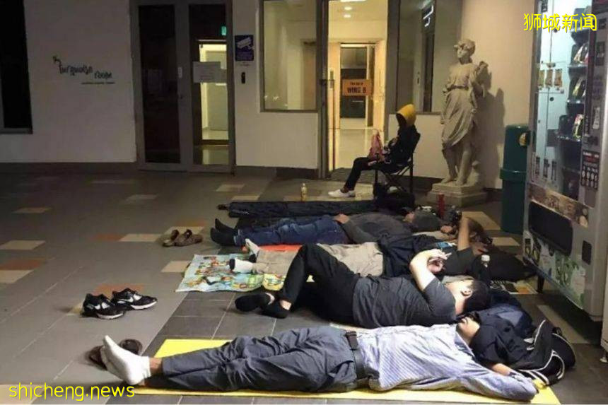 一年一度！新加坡家長都在這裏通宵打地鋪排隊，到底在搶啥