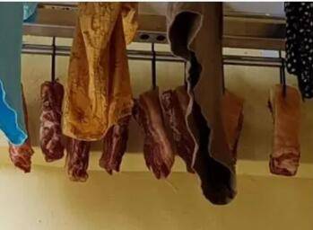 新加坡组屋现“猪肉强”，猪肉、猪血顺杆留