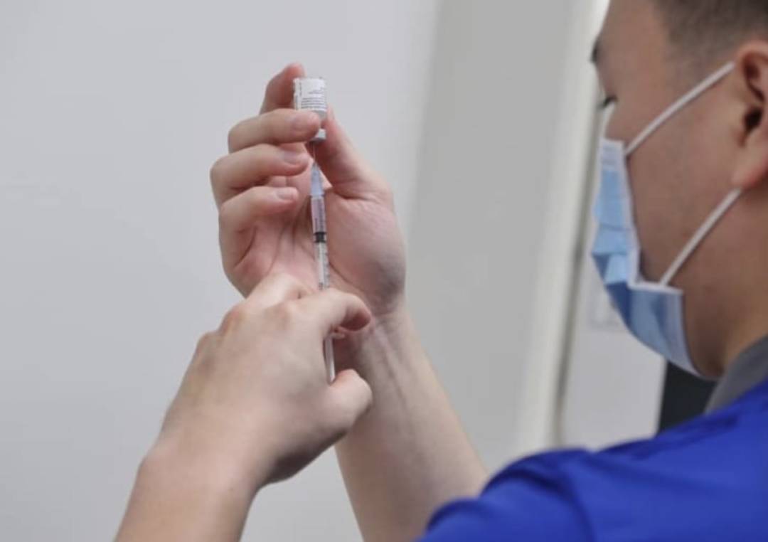 新加坡第一批疫苗接种者,暂无副作用!中国全民免费接种疫苗