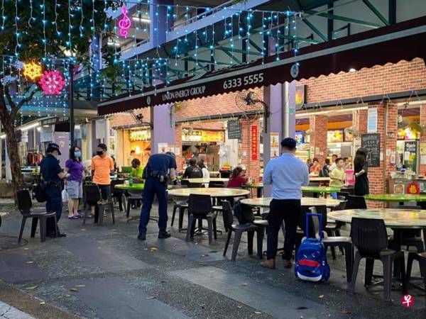 疑通过电话追债不果 阿叔突掏刀发狂劈桌子