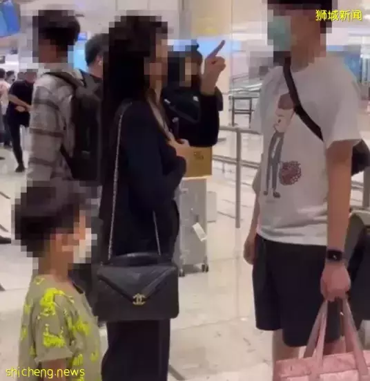华人老公出轨、失踪!实拍新加坡母子在樟宜机场当场抓奸