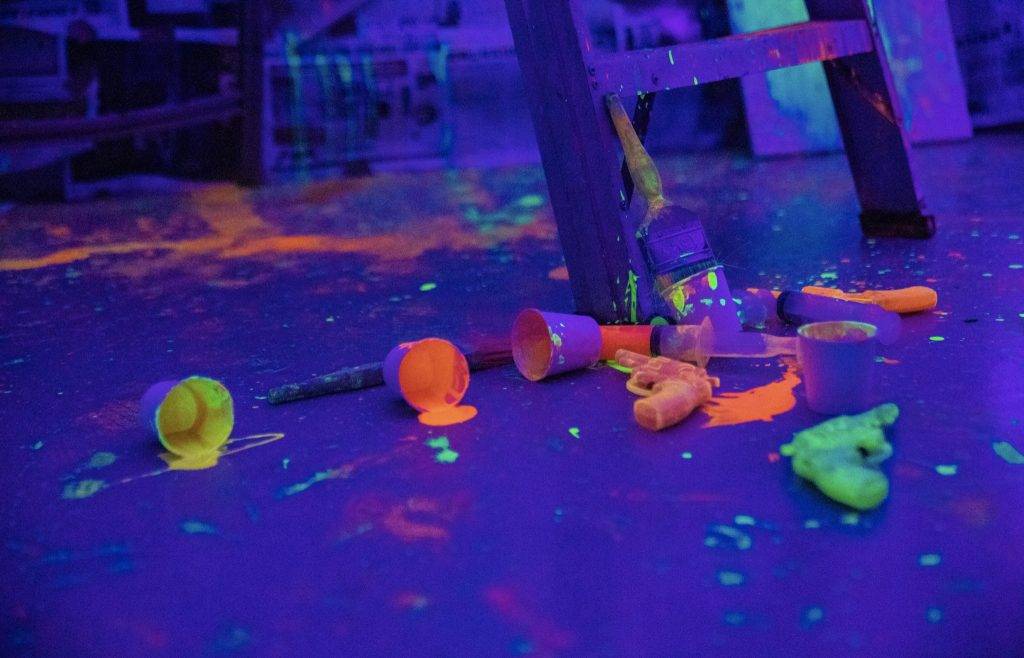 升級版Art Jamming🎨The Neon Playground作畫蹦迪兩不誤🙌1月22日限時活動:夜光噴槍+水汽球+DJ打碟🎼