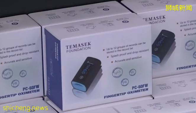 昨早,一大批人冒雨领政府免费发的血氧仪,价值50新币